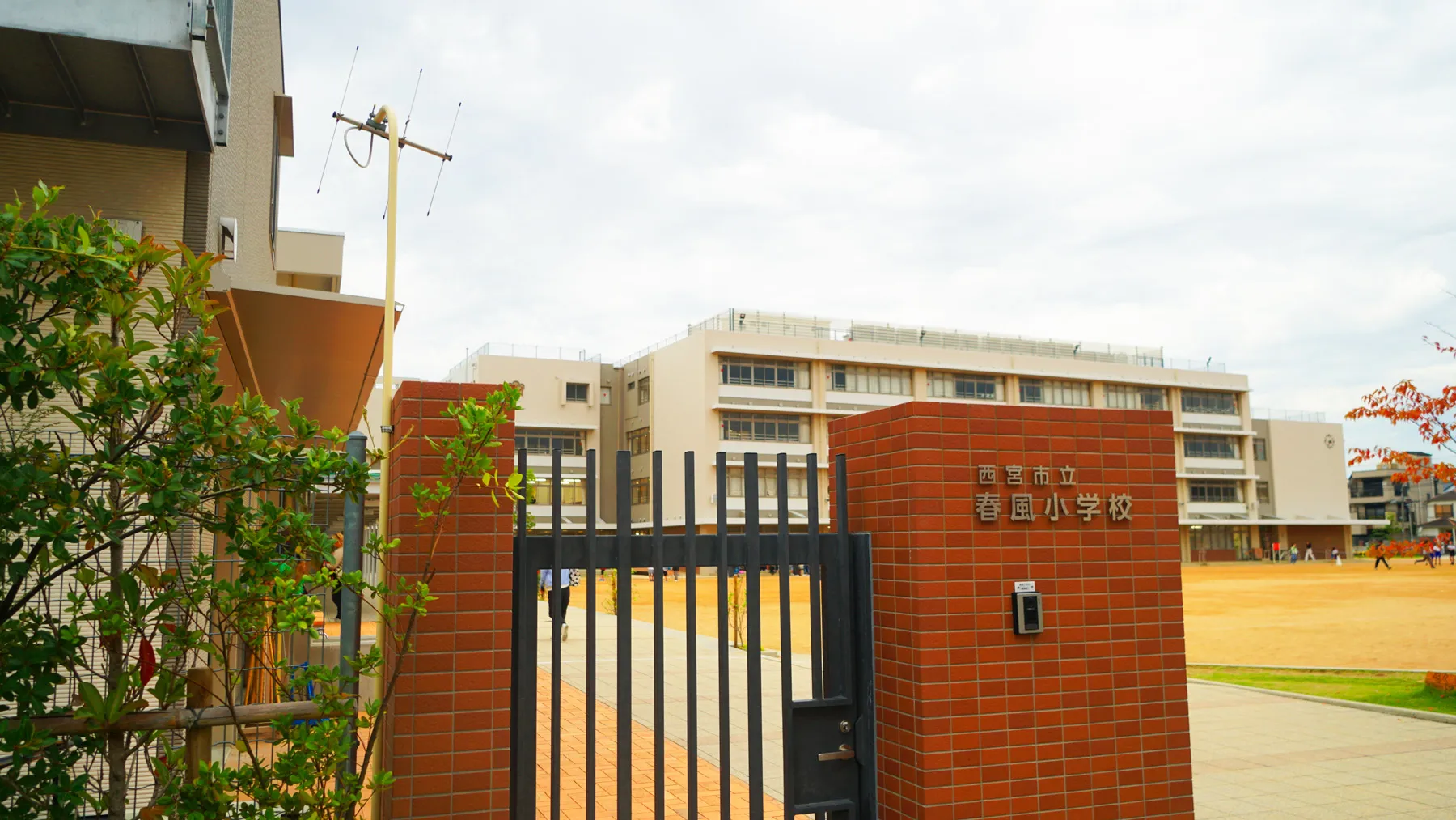 春風小学校：徒歩10分