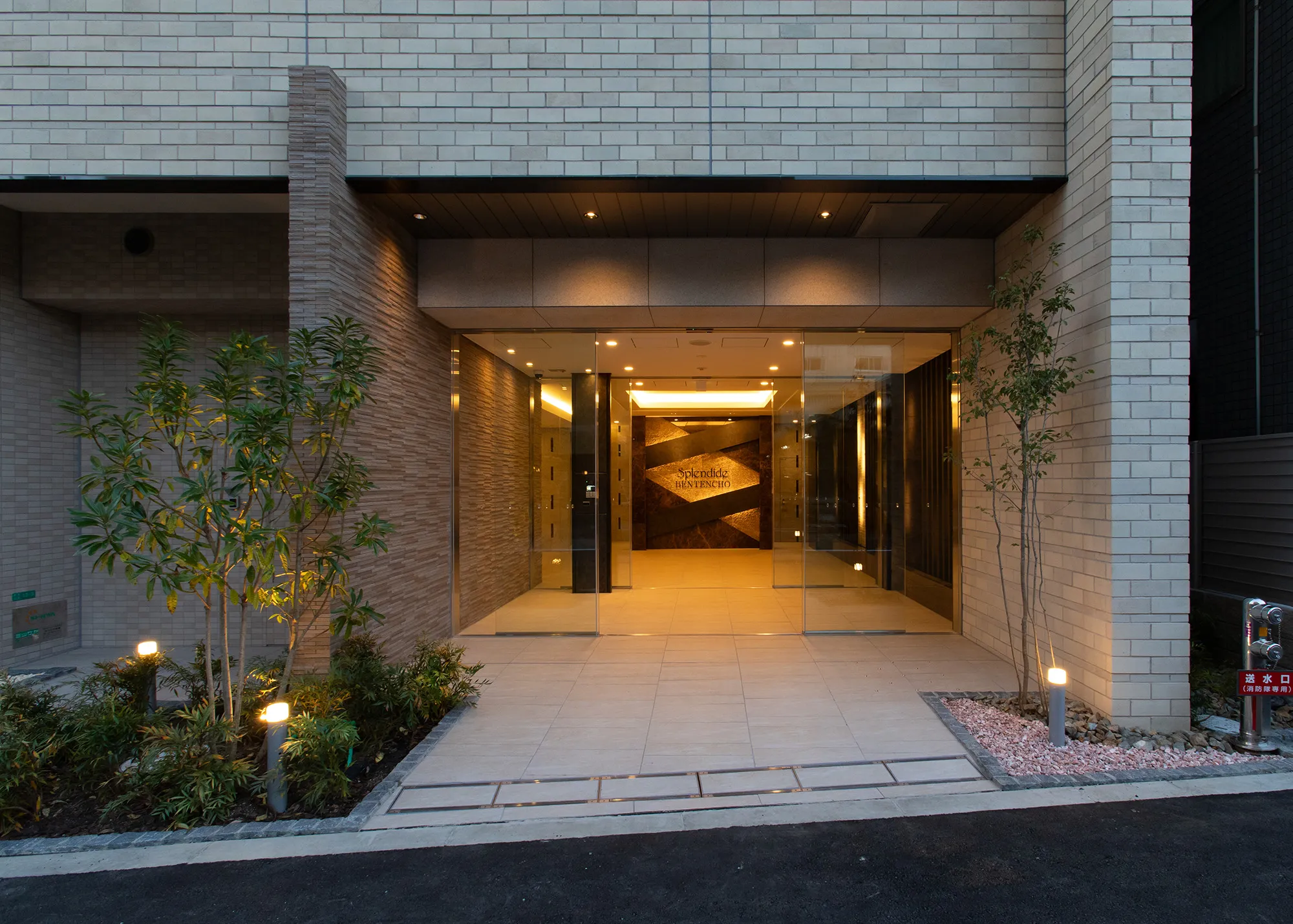 スプランディッド弁天町：アプローチ(夕景)