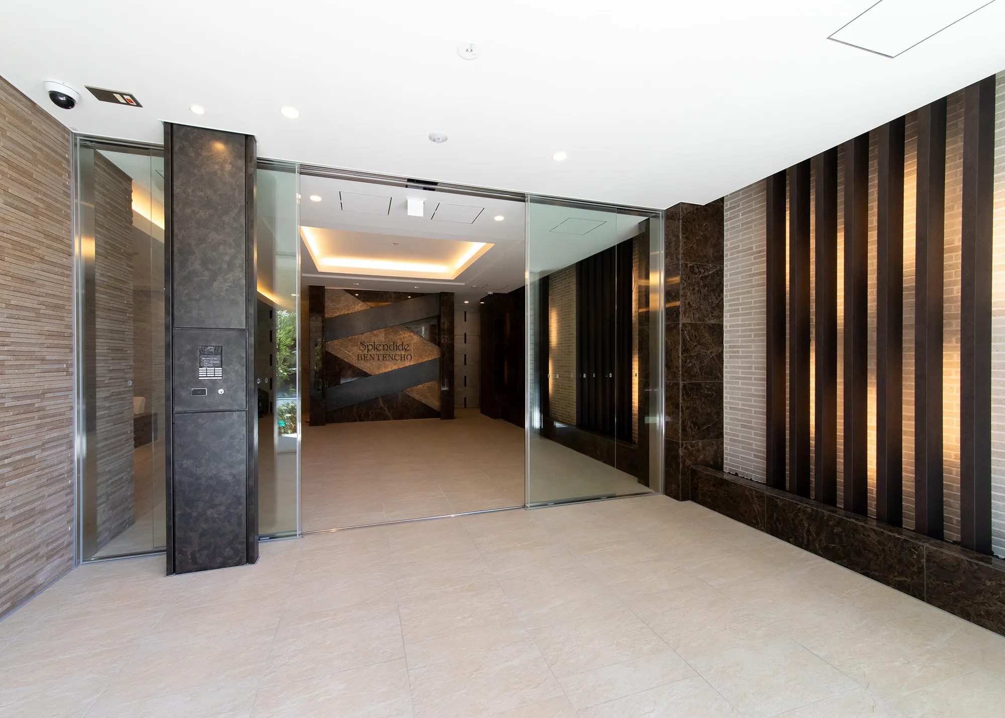 スプランディッド弁天町：風除室