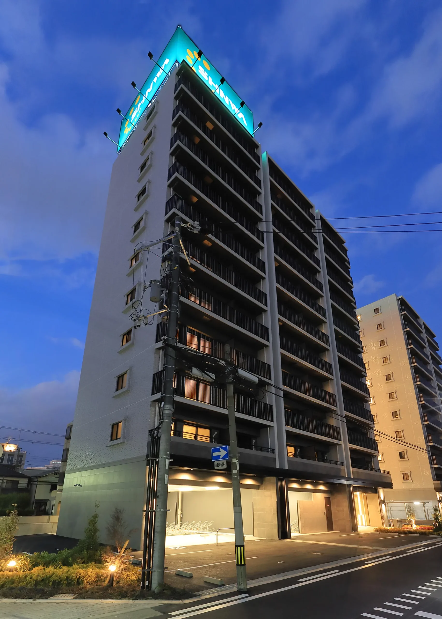 スプランディッド新大阪Ⅵ：南西側外観（夕景）