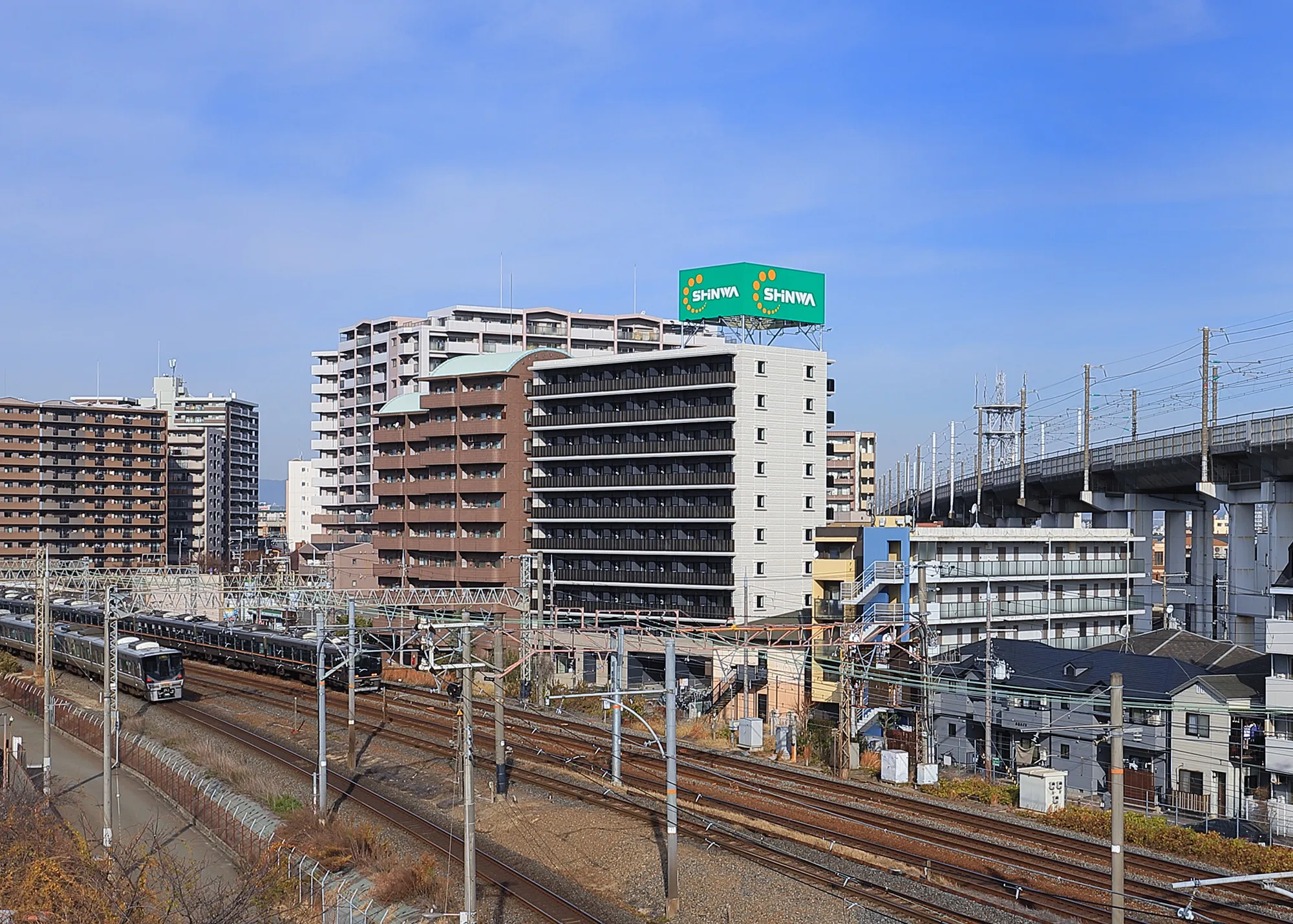 南東側外観（遠景）