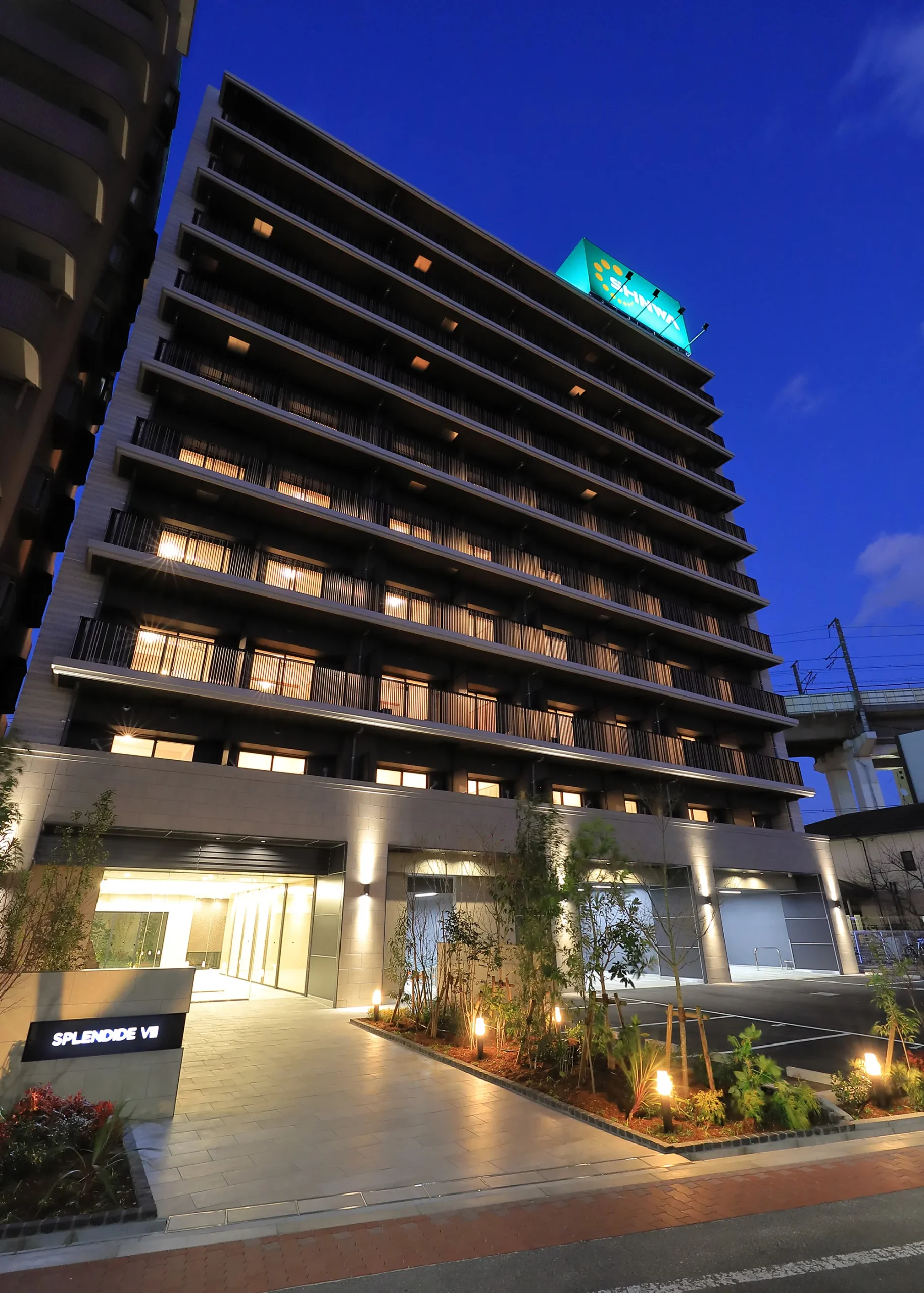 南西側外観（夕景）