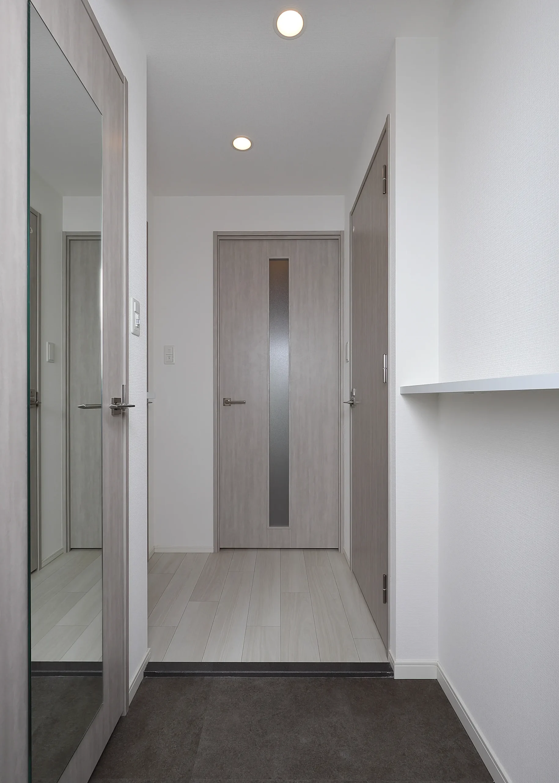 スプランディッド新大阪Ⅶ：Aタイプ：玄関・廊下