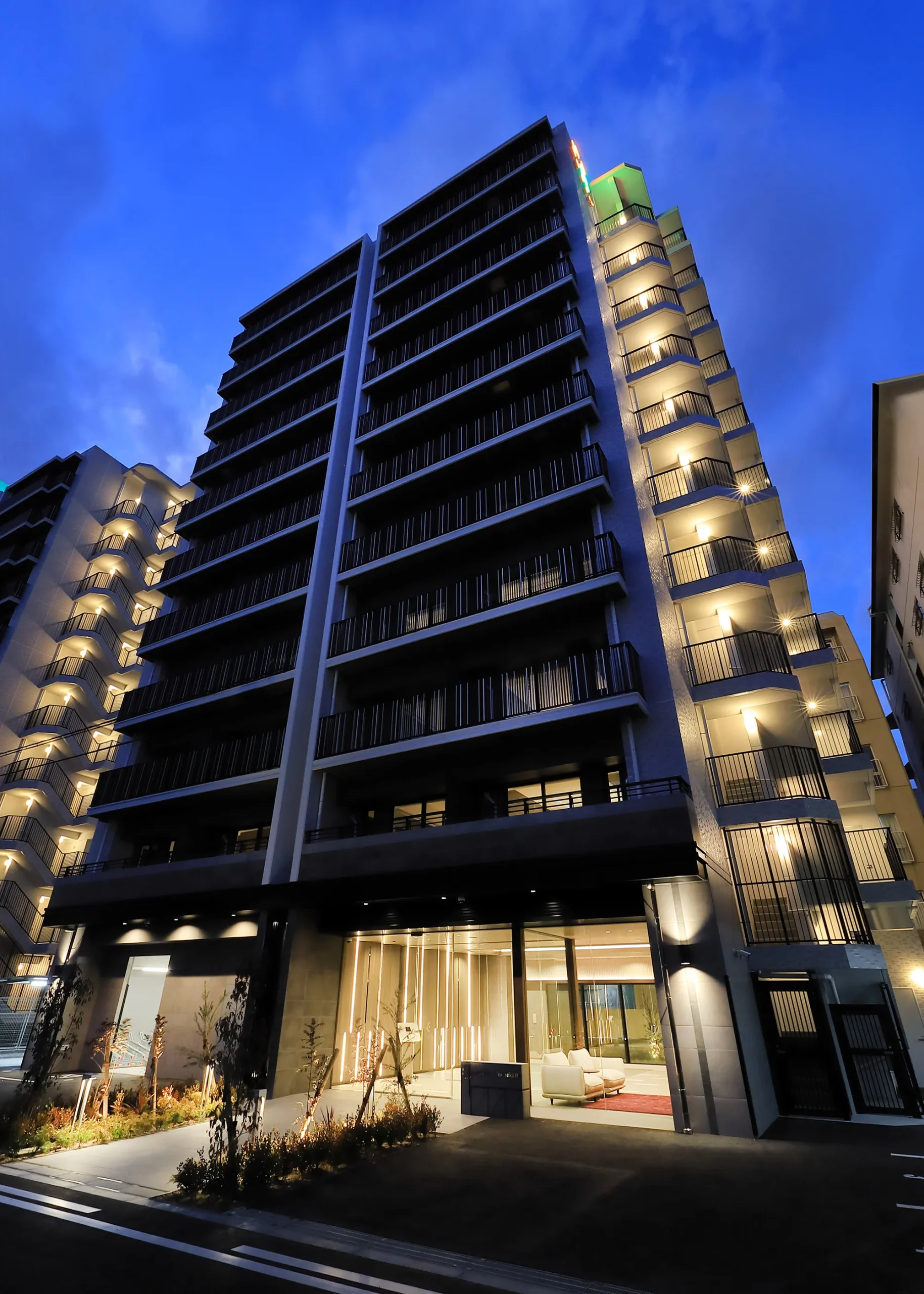 スプランディッド新大阪Ⅶ：南東側外観（夕景）