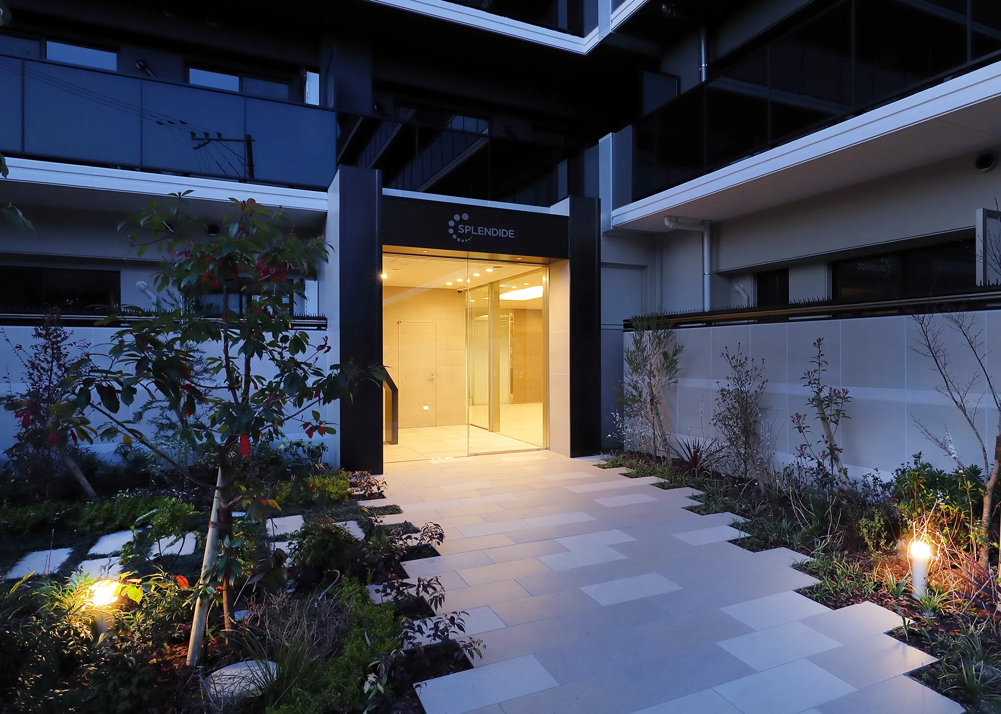 スプランディッド茨木天王：アプローチ（夕景）