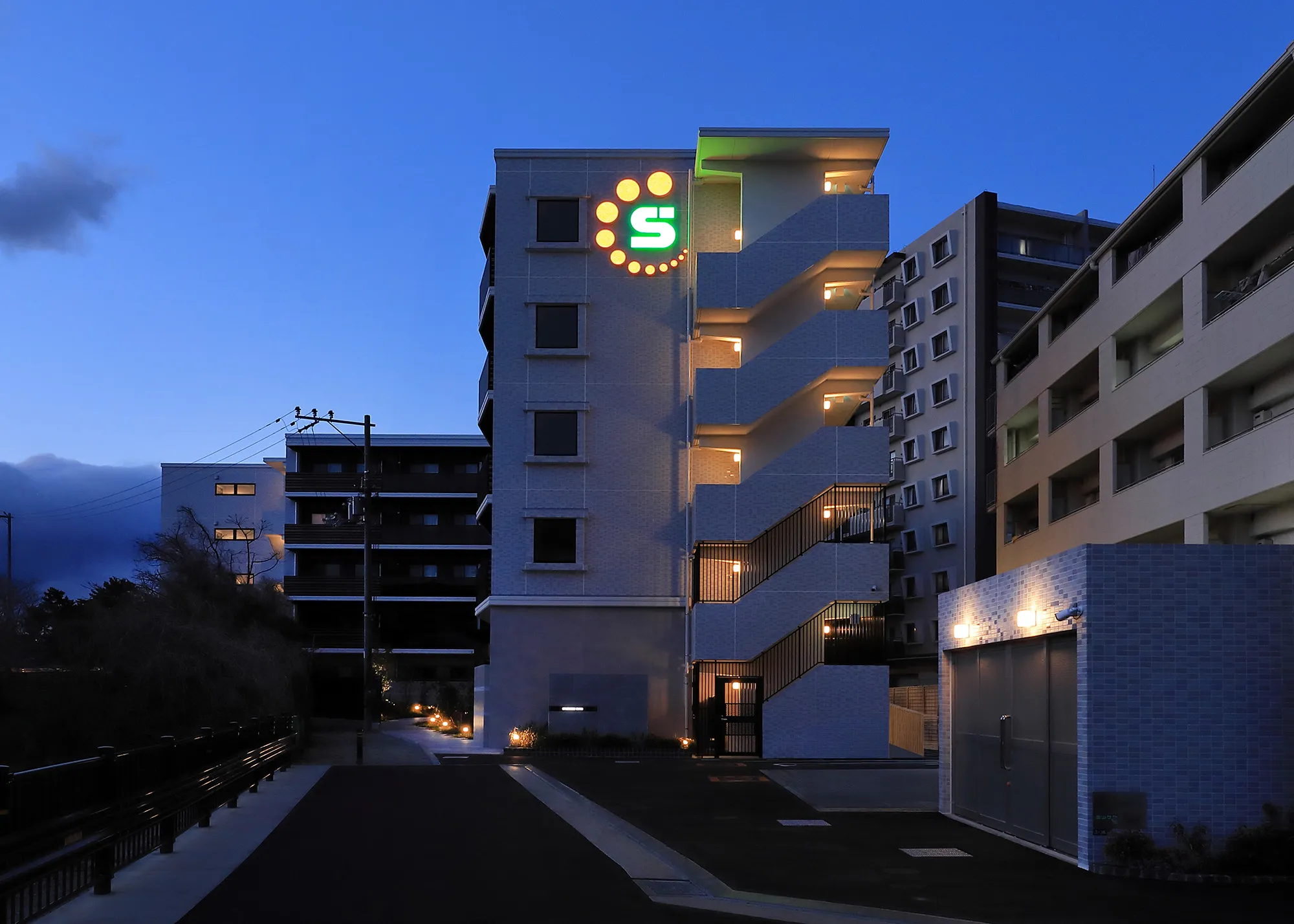 スプランディッド茨木天王：南側外観（夕景）