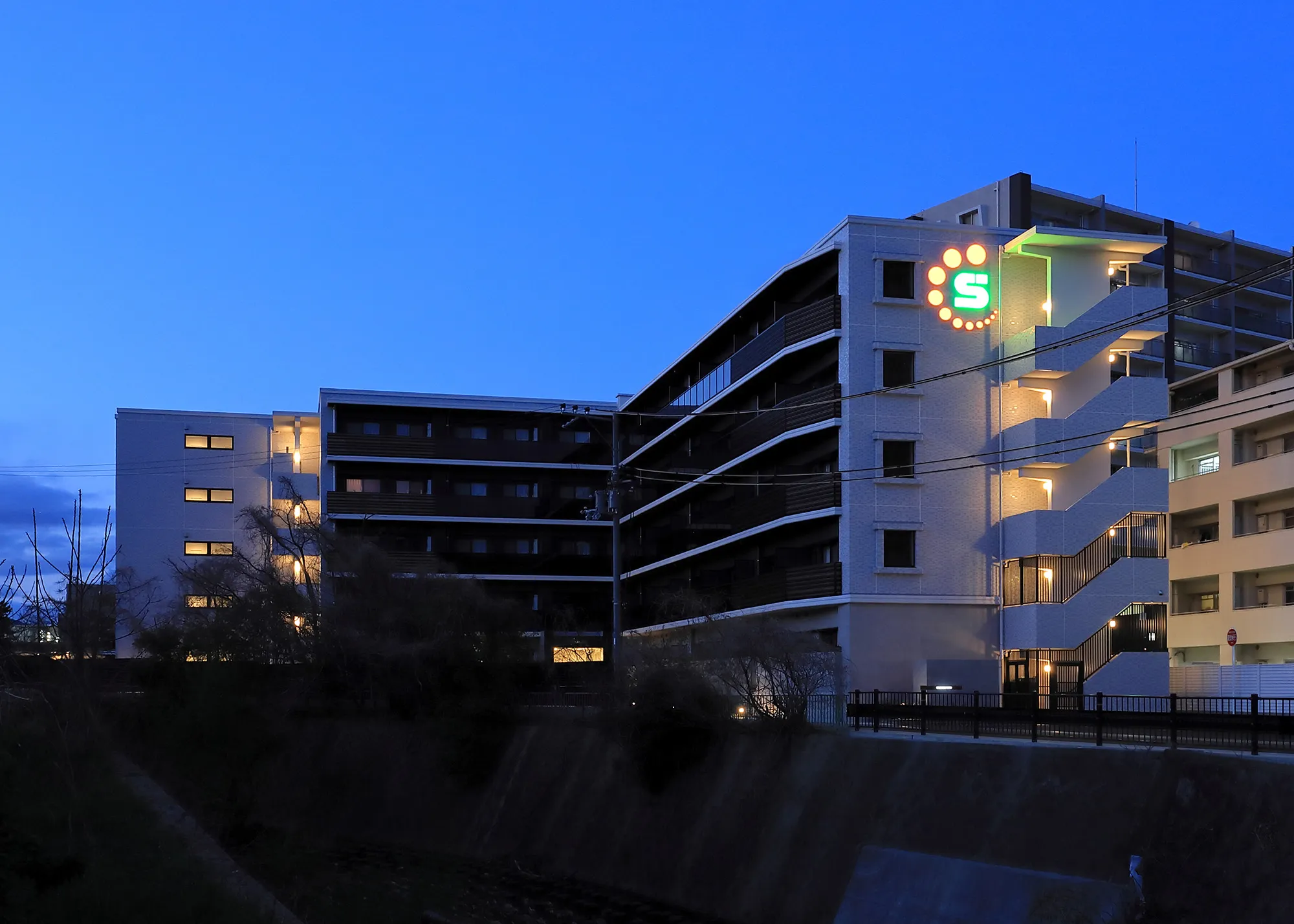 スプランディッド茨木天王：南西側外観（夕景）