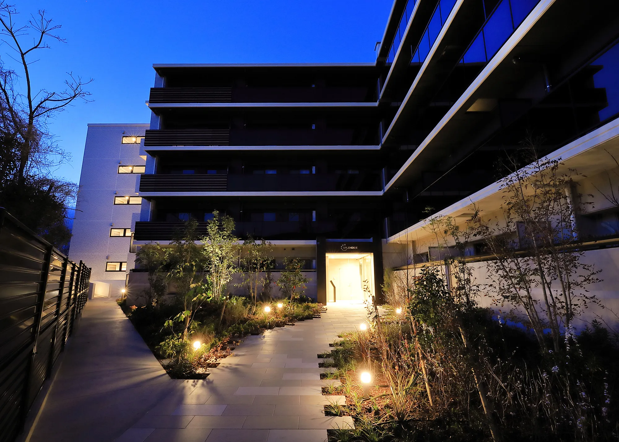 スプランディッド茨木天王：南側外観（夕景）