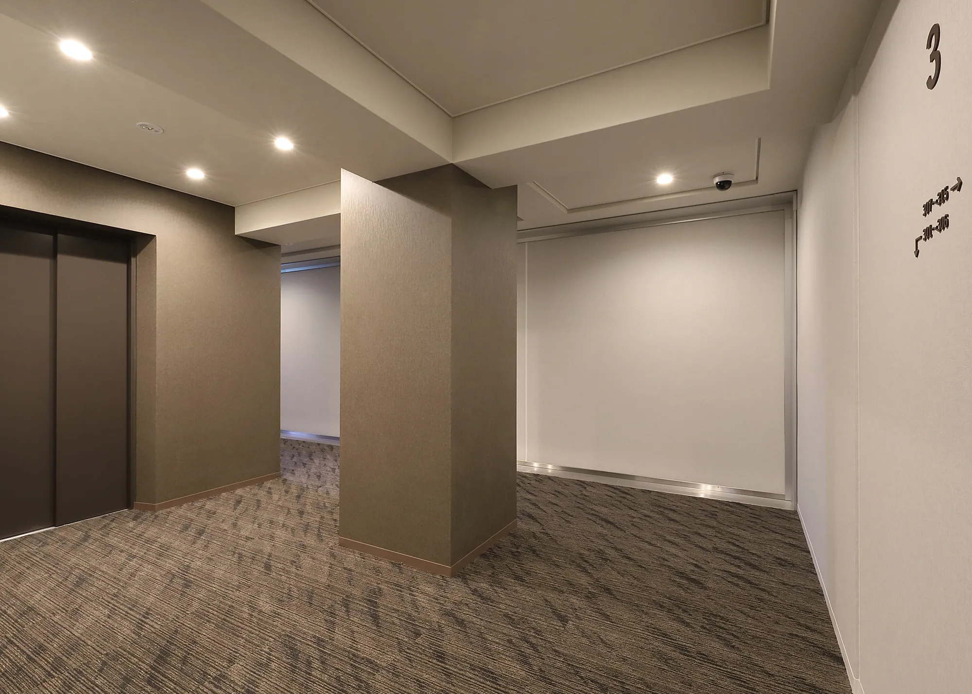 スプランディッド茨木天王：（基準階）エレベーターホール