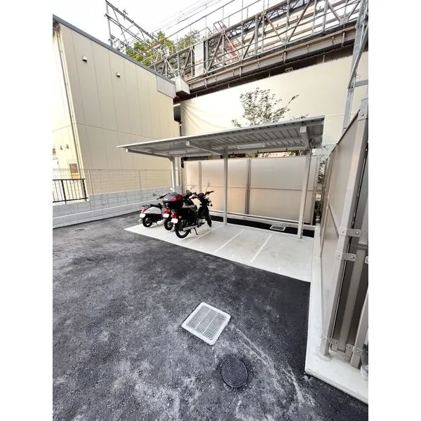 GLUCK MAISON S-SAKAI XVI：バイク置き場