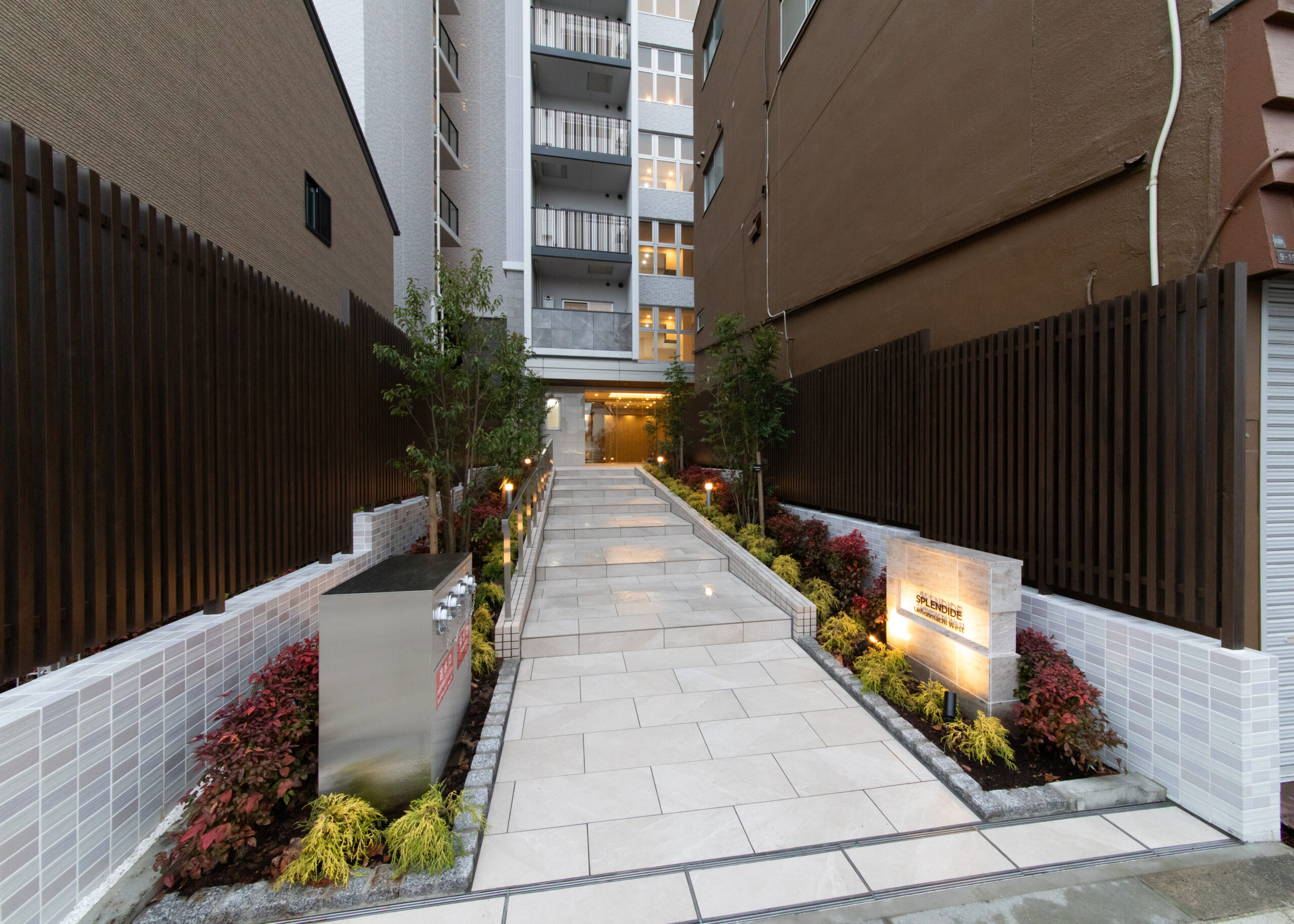 スプランディッド上本町WEST：アプローチ