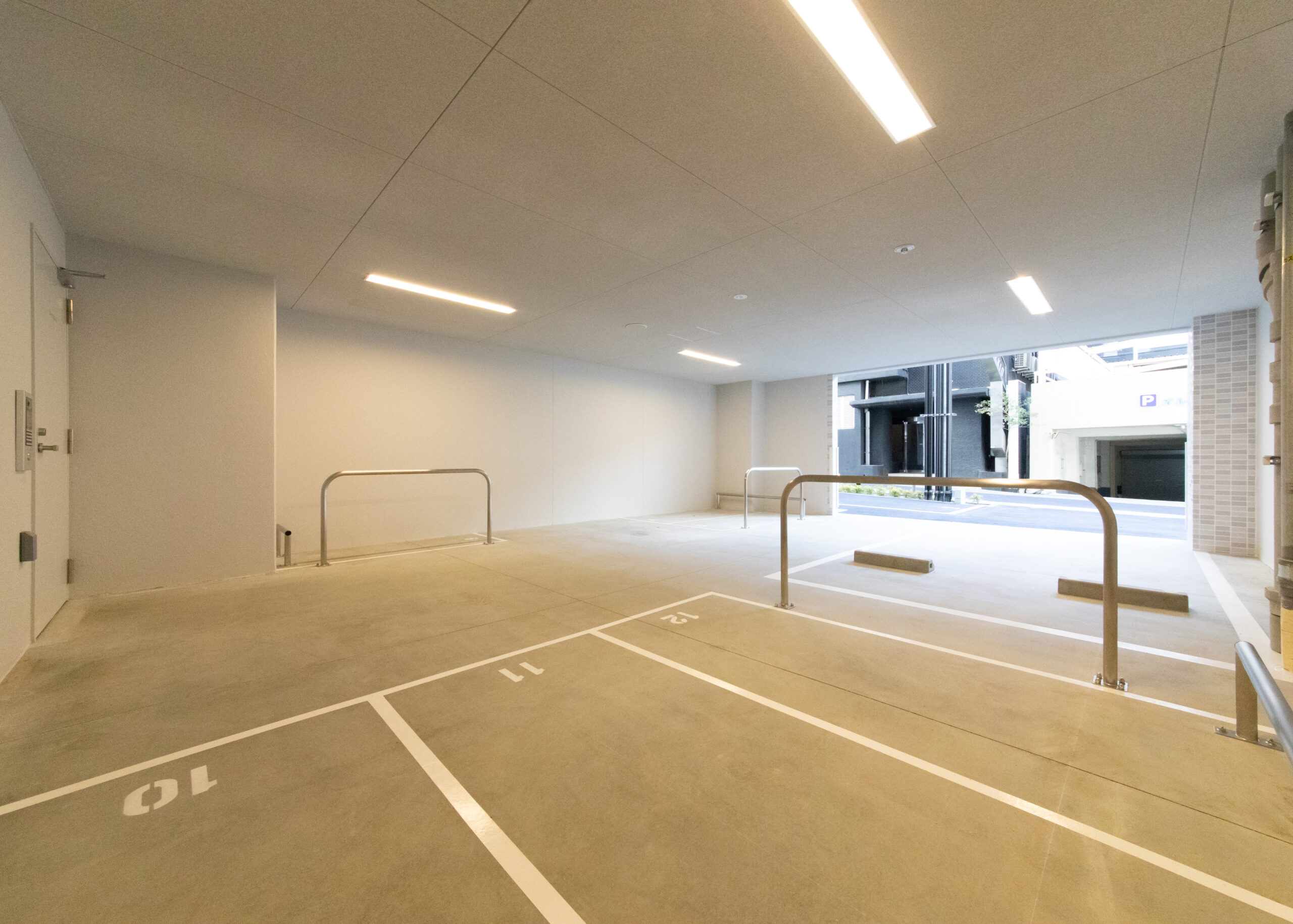 スプランディッド上本町WEST：駐車場・バイク置き場